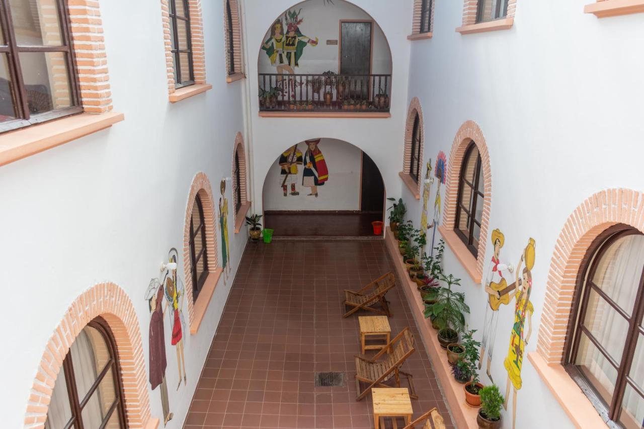 Casa Treveris - Non Profit Hostel Sucre Exterior photo